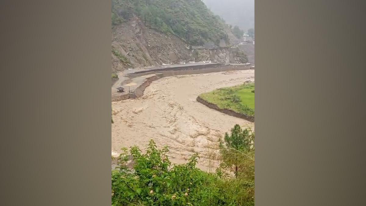 लेदो र गेग्रान हटाएपछि बीपी राजमार्ग पुनः सञ्चालनमा