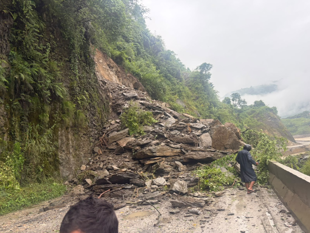 देशभरका मुख्य राजमार्ग ठप्प: बाढी-पहिरोको वितण्डा