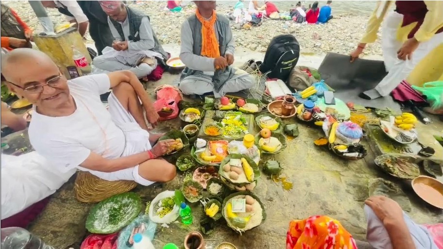 आज पितृ पक्षको समापन, पितृका नाममा तर्पण र पिण्डदान गरिँदै