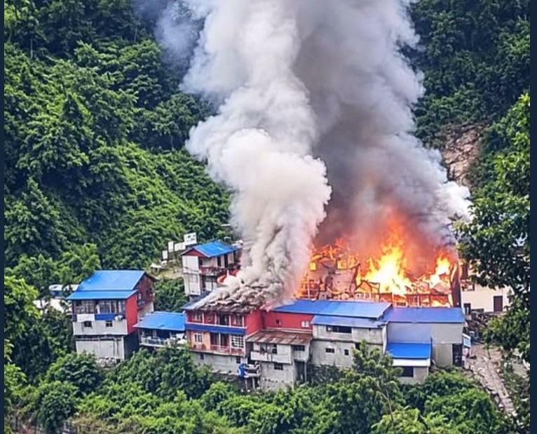 ताप्लेजुङको दोभान बजारमा आगलागी, १० घरमा क्षति