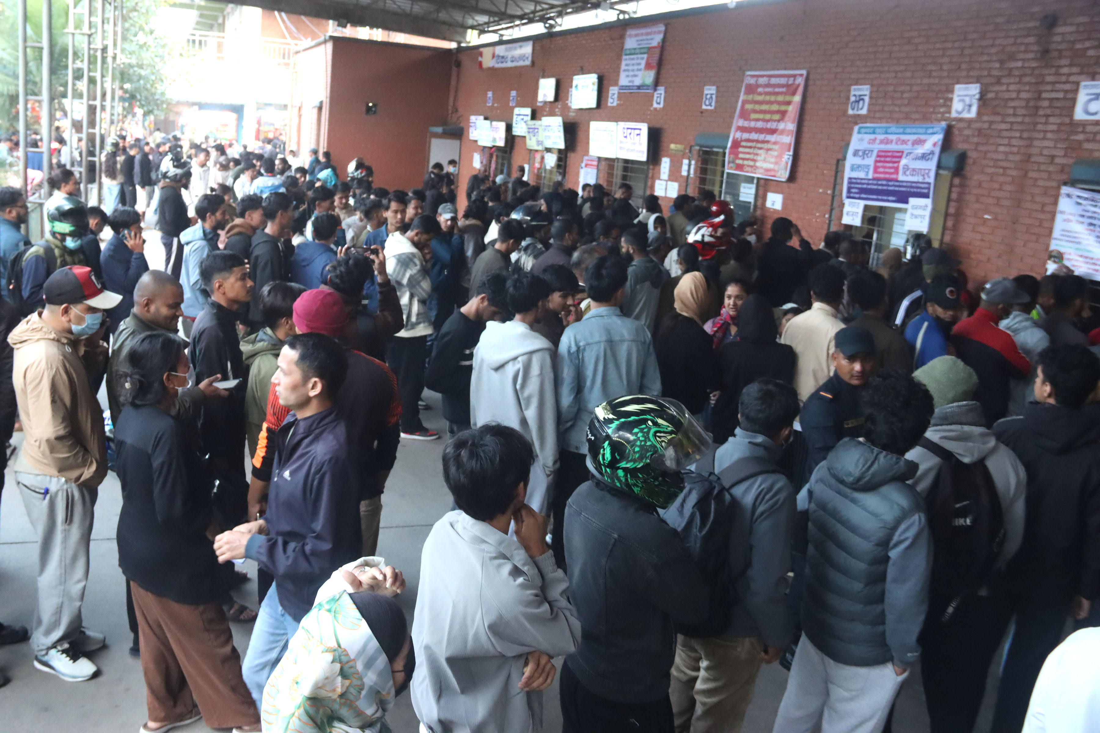 गोंगबु बसपार्कमा दसैँको टिकट काट्न यात्रुको भीड, अनलाइन भुक्तानी निषेध