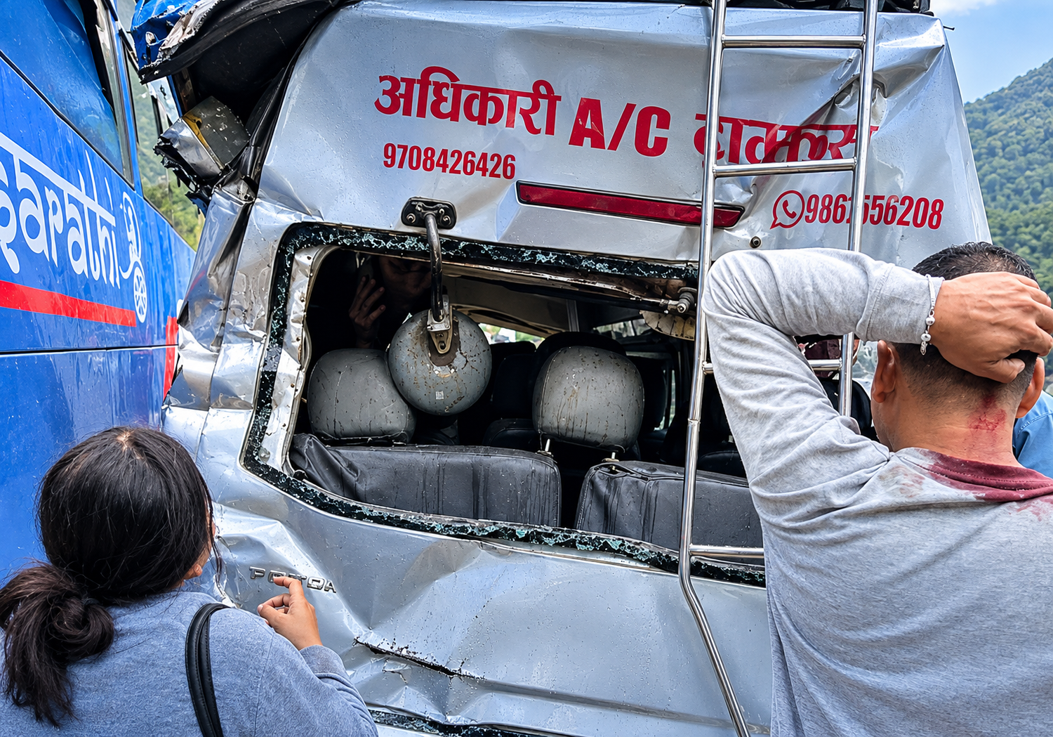 चितवनमा तीन सवारीसाधन ठोक्किँदा १० घाइते