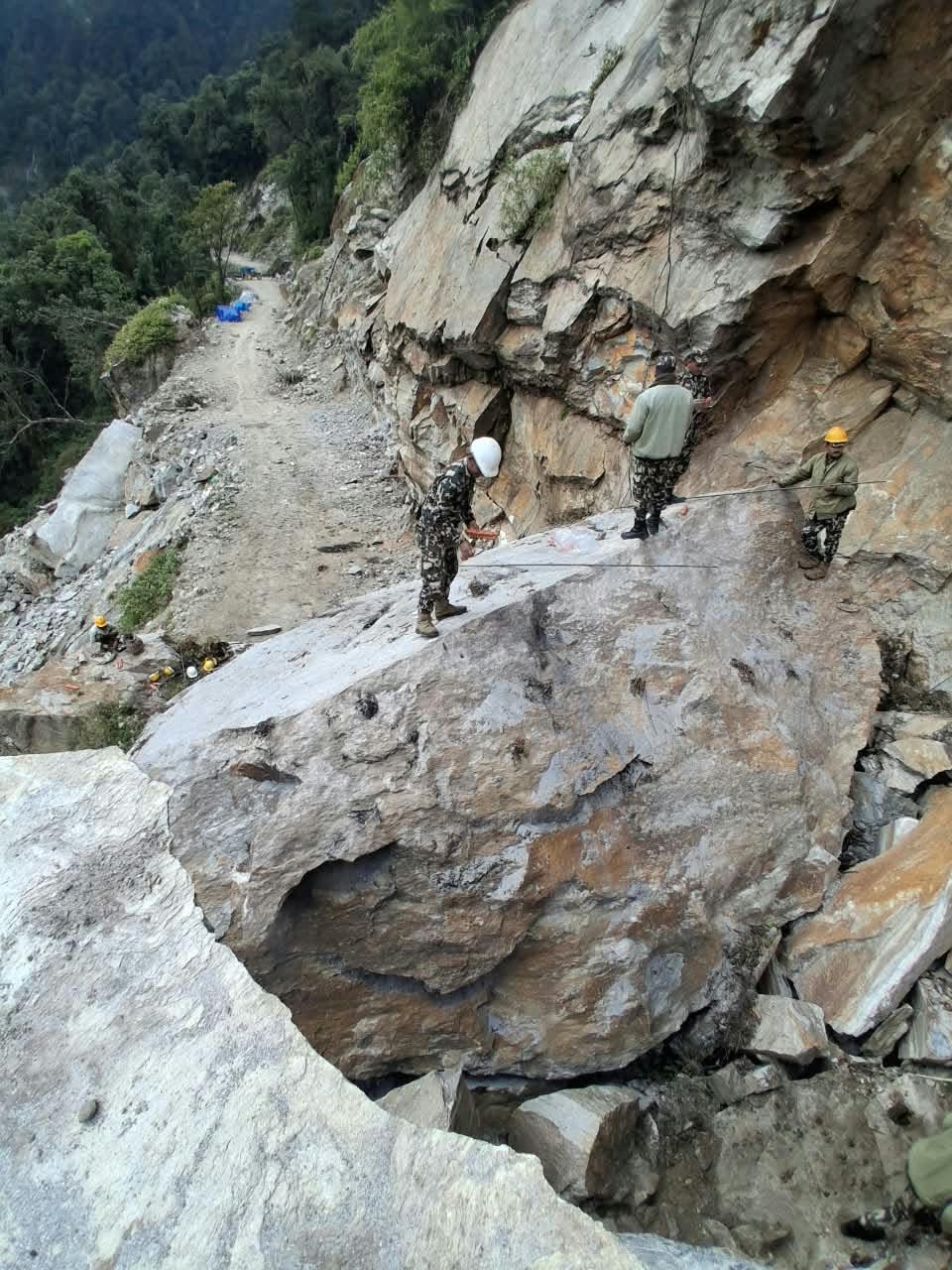 अवरुद्ध खाँदबारी-किमाथाङ्का सडक पुनः सञ्चालनमा