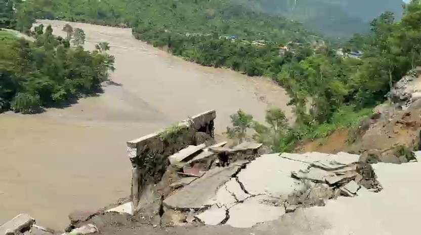 पहिरो खसेपछि पृथ्वी राजमार्ग दुईतर्फी अवरुद्ध