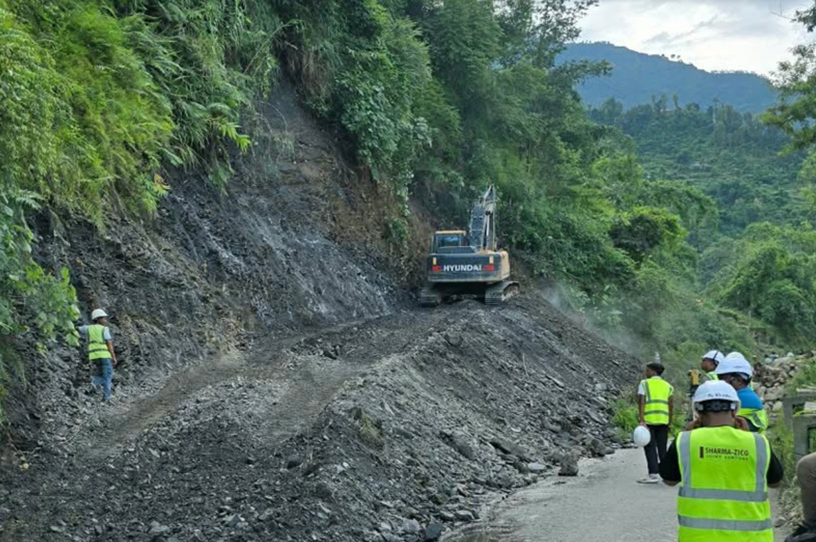 कृष्णभीरमाथि निर्माण प्रयोजनका लागि ट्र्याक फराकिलो बनाइँदै